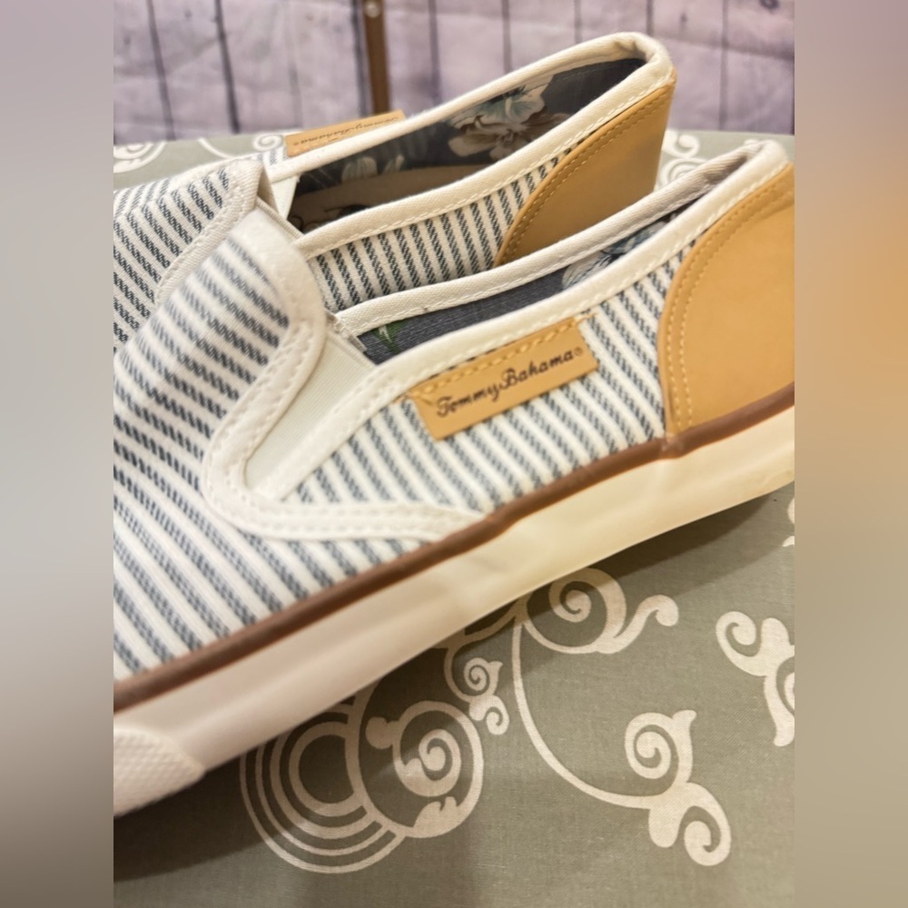 Tommy Bahama Womens Slip On Boat Shoes Size 9.5 Striped Casual Sneakers